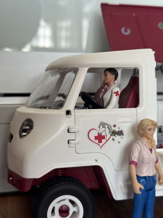 Samochod weterynaryjny firmy schleich