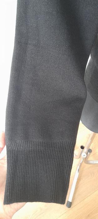Czarny sweter z falbankami Lofty Manner M
