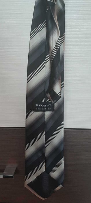 krawat meski szaro-bialy