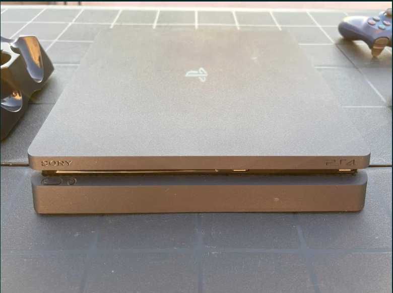 PlayStation 4 Slim 1Tb + 2 comandos + dock + PSN com + 10 jogos pagos