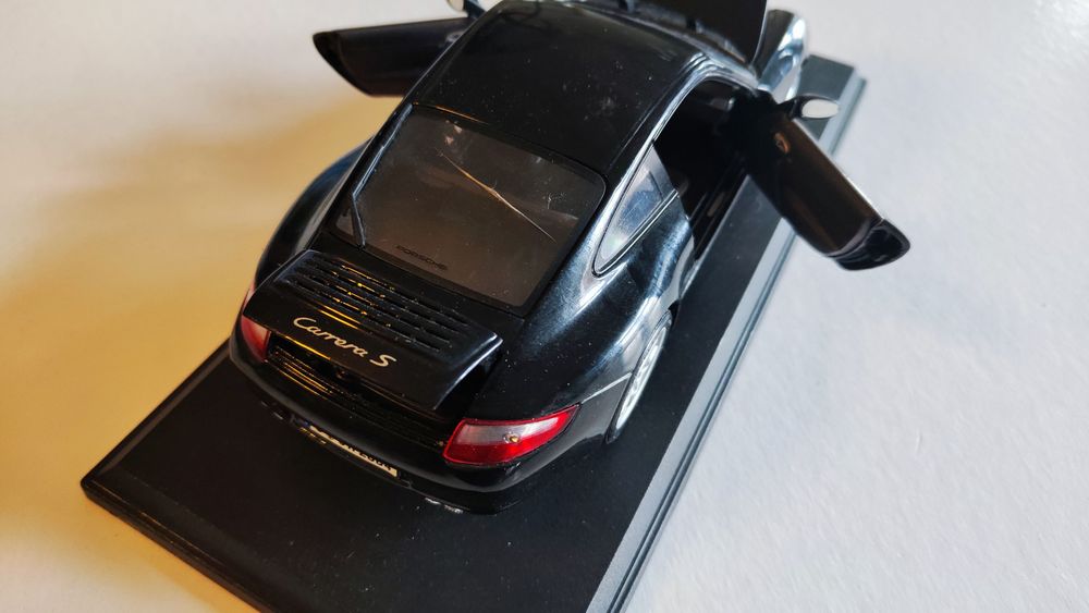 Maisto 1:18 Scale Porsche 911 Carrera S