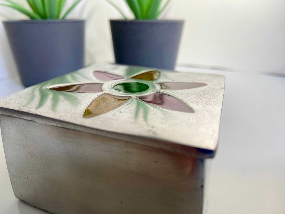 Guarda-joias de metal