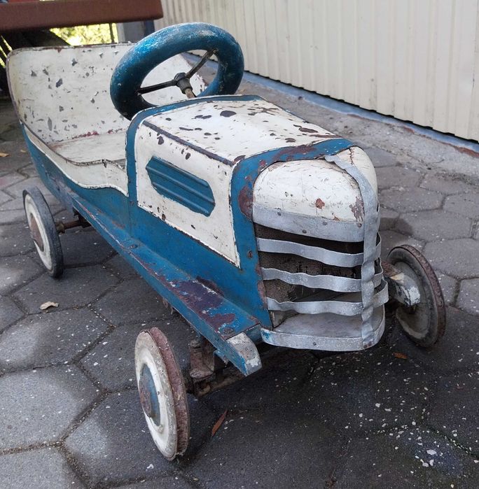 Carro a pedais antigo