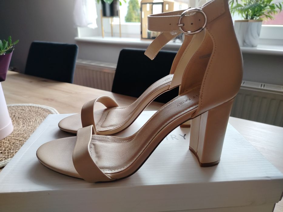 Beżowe sandały na słupku