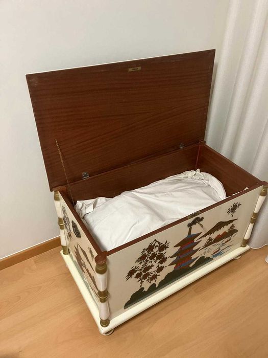 Arca com motivos orientais