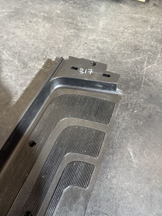 Підніжка ступенька порог бокової дверки спрінтер Sprinter W907 W910