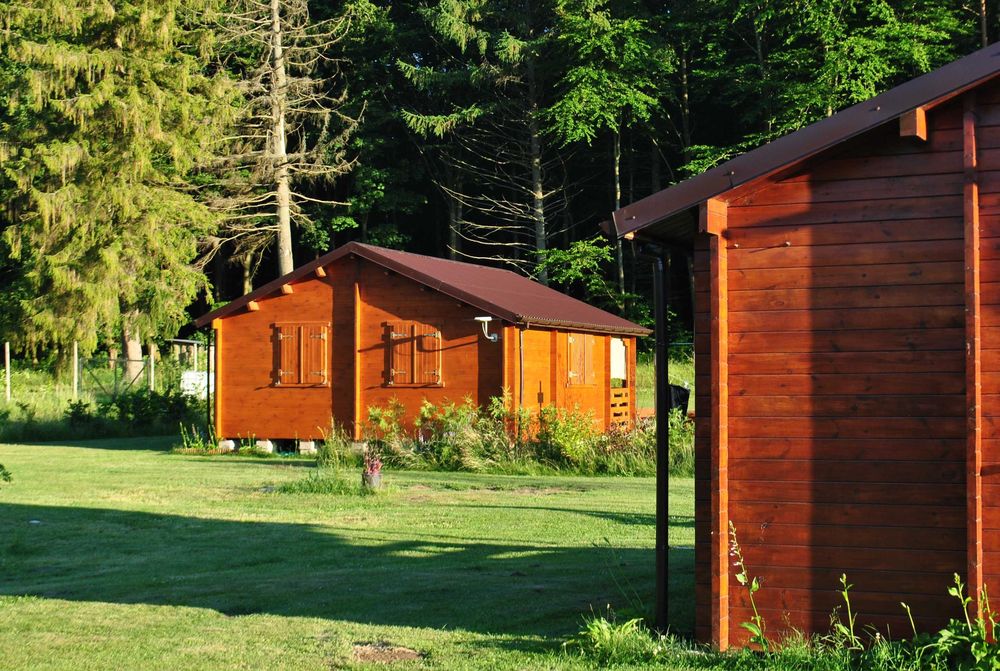 Domki letniskowe nad jeziorem w Poroście