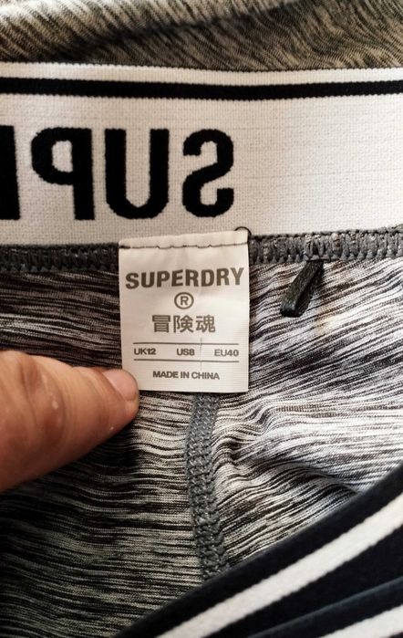 Damskie śliczne leginsy SuperDry