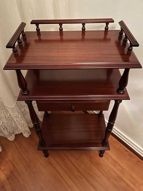 Móvel de apoio com gaveta