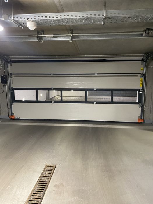 Do wynajęcia miejsce parkingowe w hali garażowej przy ul. Opata Hackiego 20 w Gdyni.
