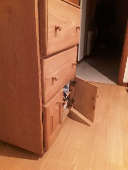 Comoda em pinho maciço com rodas