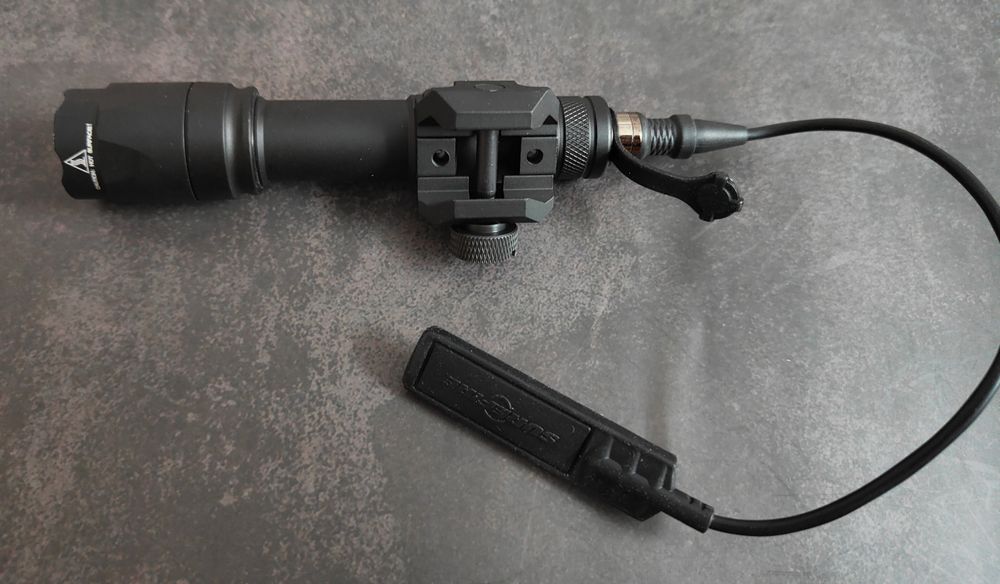 Surefire M600C тактичний ліхтар для зброї з виносною кнопкою