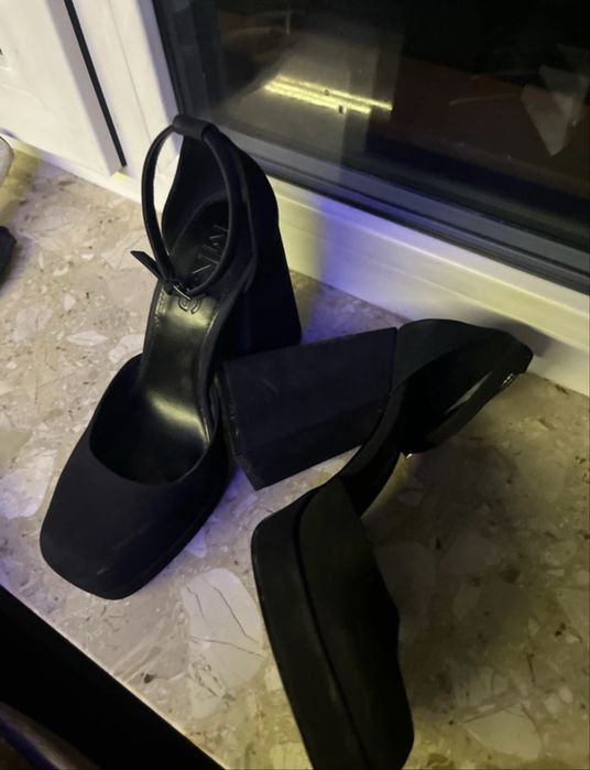 Obcasy czarne buty na słupku