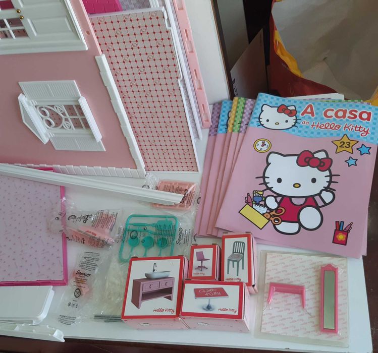 Grande Casa Bonecas Casa da Hello Kitty c/ Alguns Acessórios