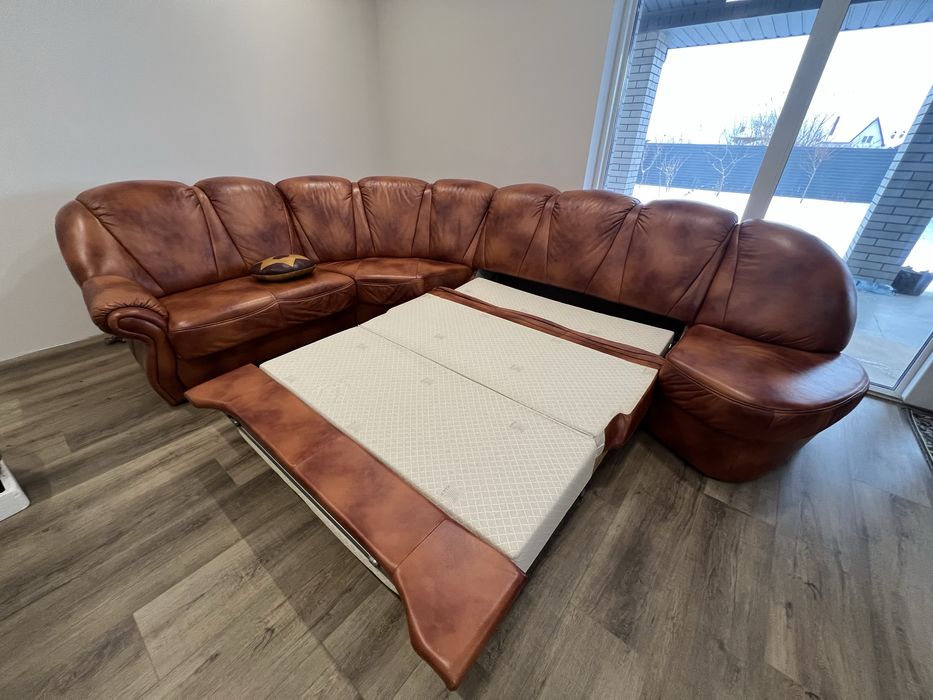 Кутовий шкіряний диван.