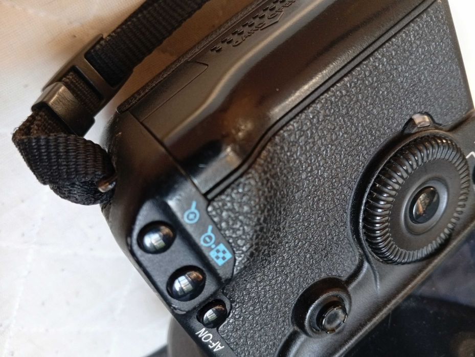 Canon 5D Mark II com 2 baterias e carregador original.