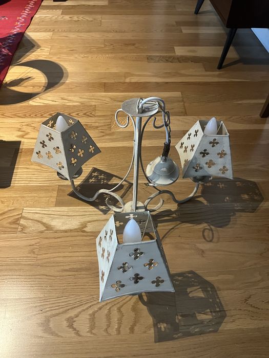 Candeeiro de teto em ferro e um abajur