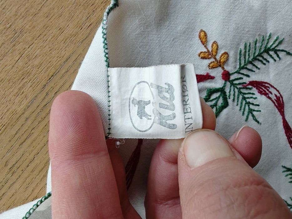 Haftowany obrus świąteczny w ptaki