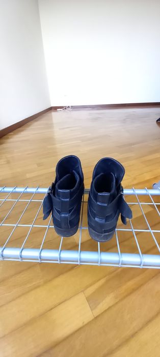 Botins pretos em camurça