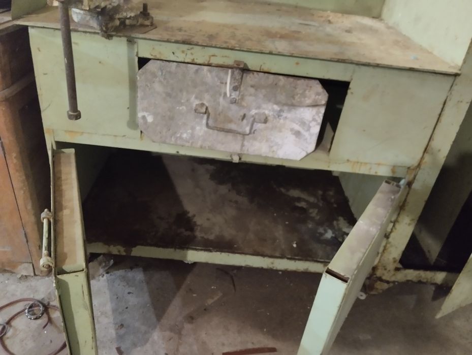 Стол металический верстак с сейфом времен СССР