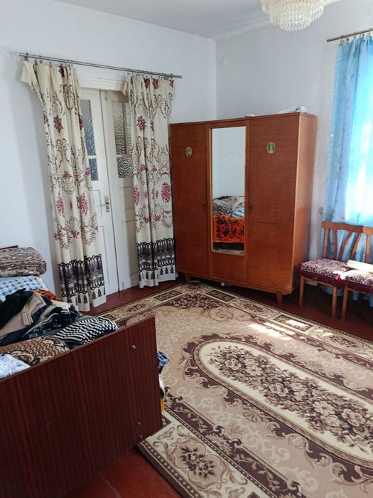 Цегляний будинок з земельною ділянкою та господарськими будівлями