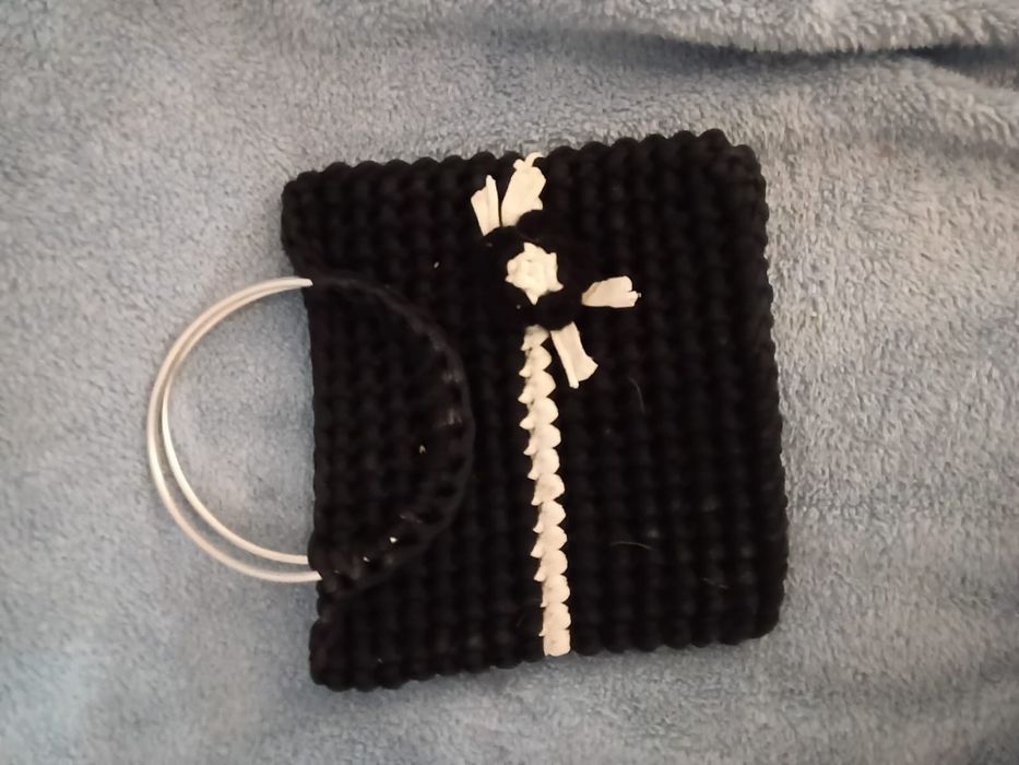 Mala em macramé preta com asa em metal