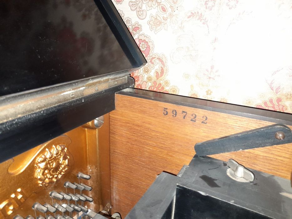 Pianola Karl Ronisch de 1870 + rolos de piano+ banco