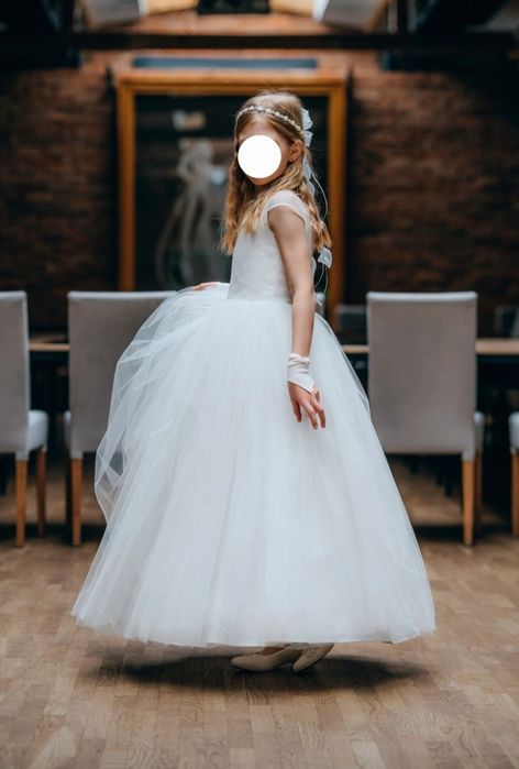 Przepiękna sukienka komunijna.