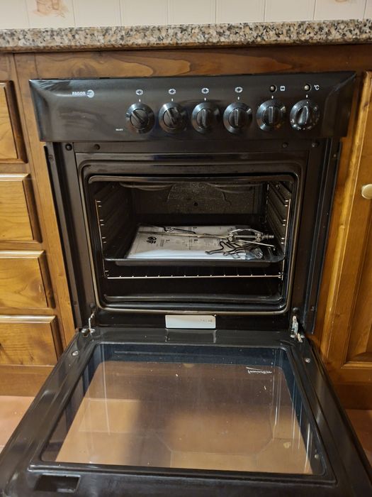 Fogão com placa de gás e forno