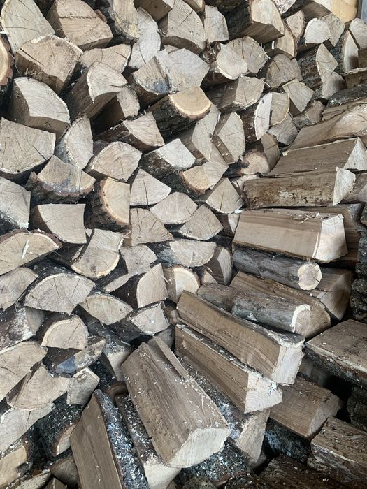 Дрова колоті укладені