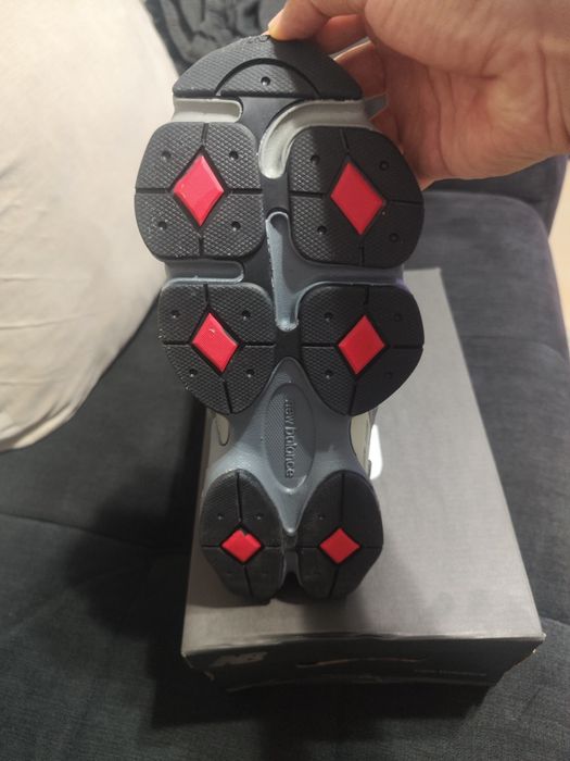Sapatilhas NB cinza e preto com vermelho