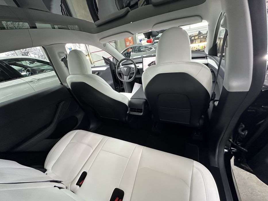 Tesla Y . Черна з Білим салоном!