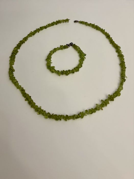 Komplet naszyjnik i bransoletka z kamieniami oliwin