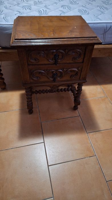 Cama de casal antigo