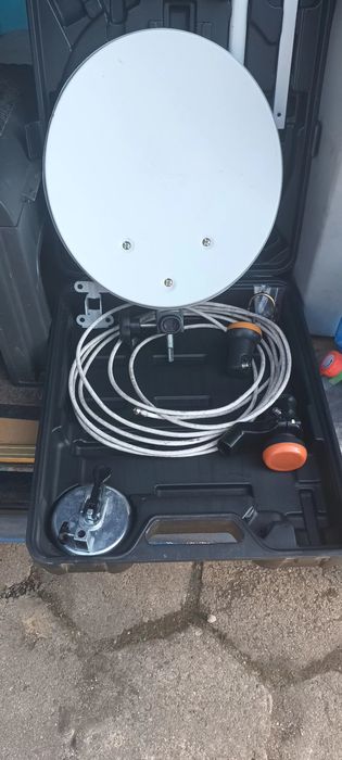 Antena satelitarna walizkowa