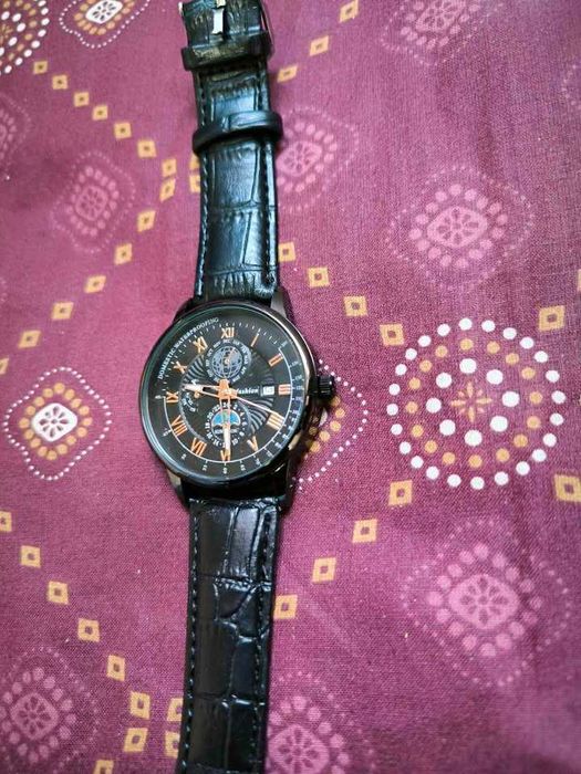 Preto e Dourado - Relógio Elegante - Total Novo