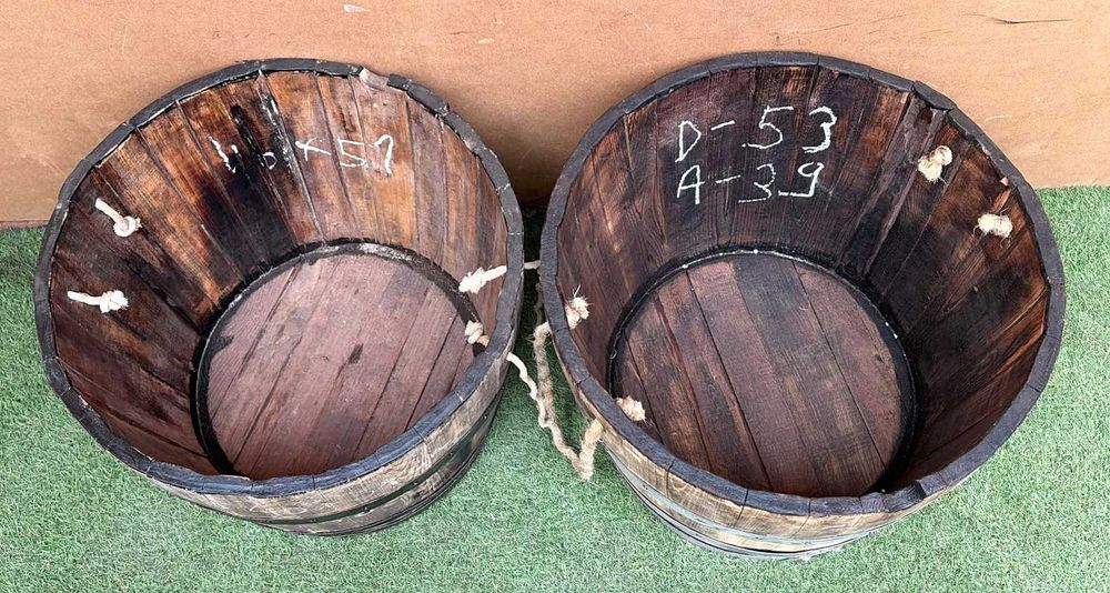 Celhas antigas, cestos ou floreiras, meia pipa