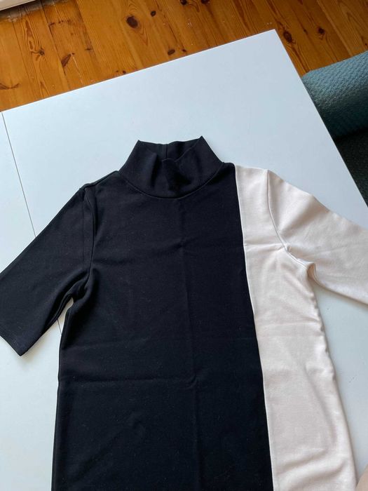 Bonprix Bodyflirt sukienka trapezowa z golfem czarna kremowa półgolfem