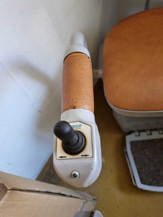 Winda schodowa dla osób straszych lub z niepełnosprawnościami, krzesło