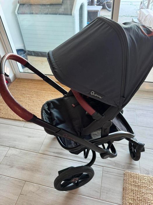 O carro é quinny com ovo e acessorios