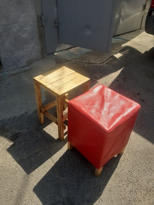 Дерев'яні табуретки з чехлами