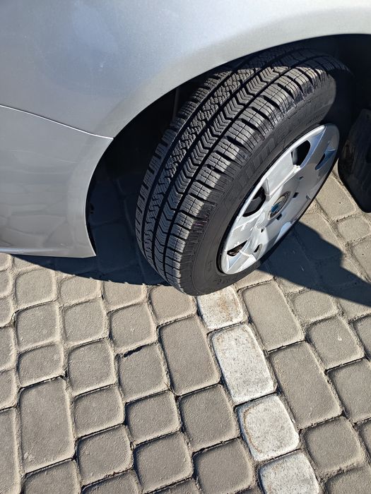 Автомобіль в чудовому стані, стояв довгий час в сухому гаражі