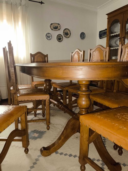 Sala de jantar em Castanho