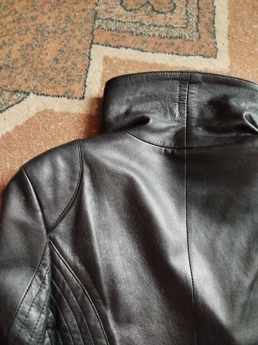 Жіноча шкіряна куртка