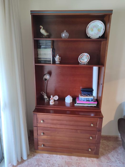 Móvel cómoda com alçado de  prateleiras em madeira de cerejeira