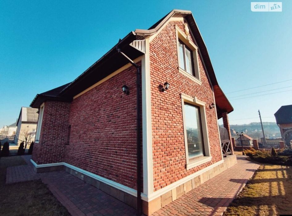 Продається будинок в англійському стилі