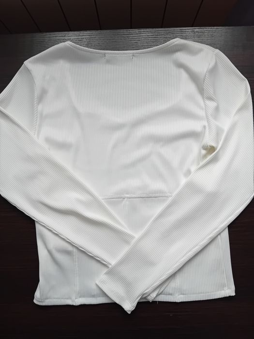 Dopasowana biała bluzeczka z dołem typu gorset