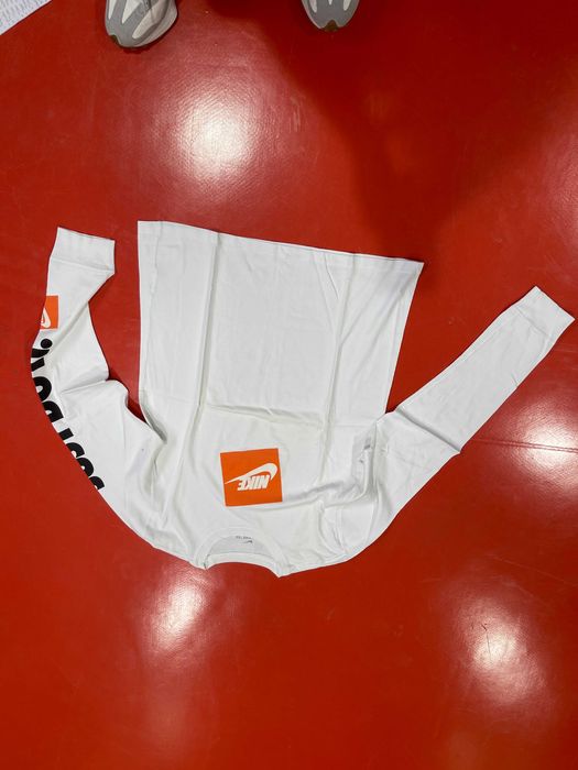 T-shirt Nike Just Do It. Manga comprida, branca, 100% algodão.