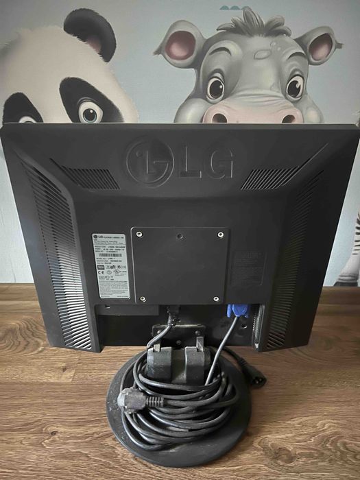 Монітор LG , Діагональ: ~19”, працює