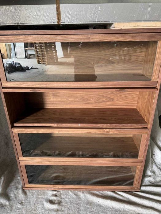 Móvel aparador vertical em madeira e portas de vidro